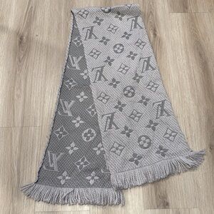 Gray Louis Vuitton wool logomania scarf